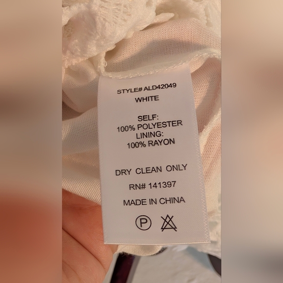 ASTR the label, size S, white lace dress, lined. Very Stylish and Versatile. - Picture 7 of 9